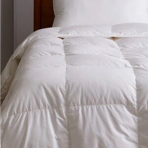 Luxurious White Down Alternative Comforter (King)